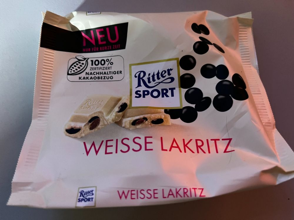 Eine leere Verpackung von Ritter SPORT Weiße Lakritz.