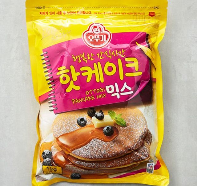 오뚜기 핫케이크 믹스의 노란색 상품 봉투. ‘행복한 간식 시간 핫케이크 믹스’ 글자 아래에 핫케이크 사진이 있다.