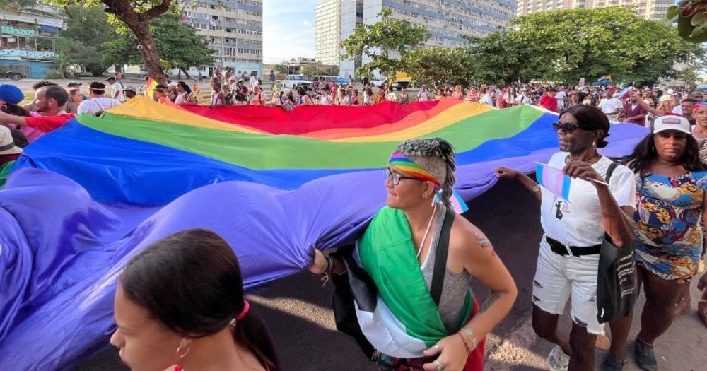 Manifestation autour du drapeau arc-en-ciel dans une avenue de La Havane