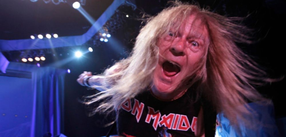 Iron Maiden: Janick Gers arremessa guitarra para fora do palco de novo - RockBizz