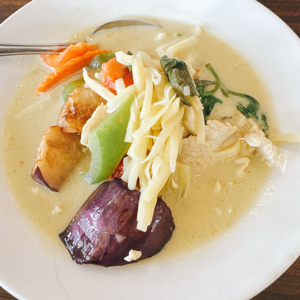 器に盛られたタイ・グリーンカレー。タケノコ、ナス、ニンジン、パプリカなどが見える