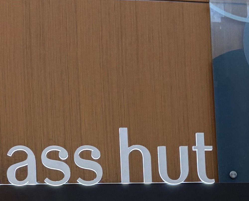 my view  at the airport behind a pillar of the Sunglass Hut store 