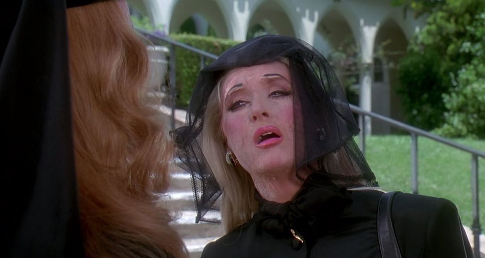 Madeline Ashton giving touch advice to Helen Sharpe in Death Becomes Her