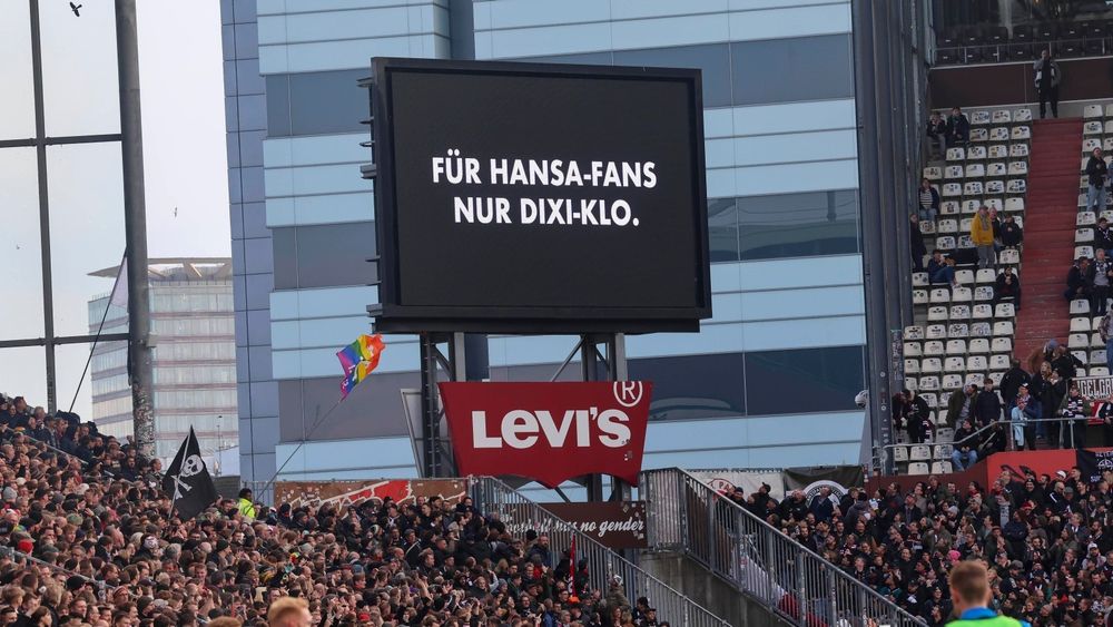 Bild zeigt die Anzeige im Millerntor-Stadion mit "Für Hansa-Fans nur Dixi-Klo"