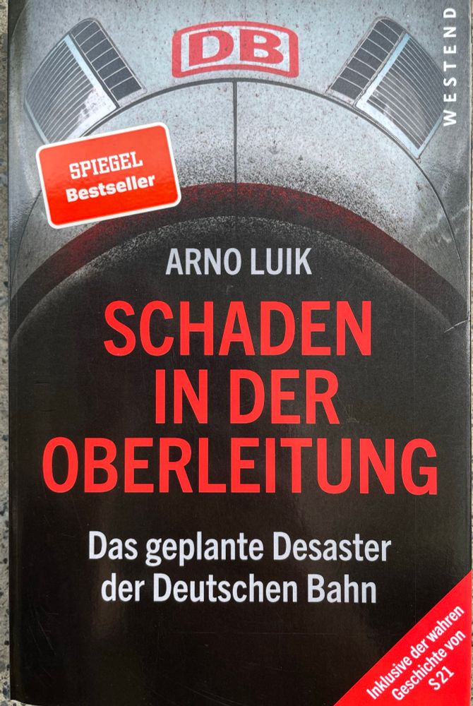 Die Spitze eines ICEs, verdreckt, nach unten hin wird es dunkel und schwarz wie ein Tunnel.