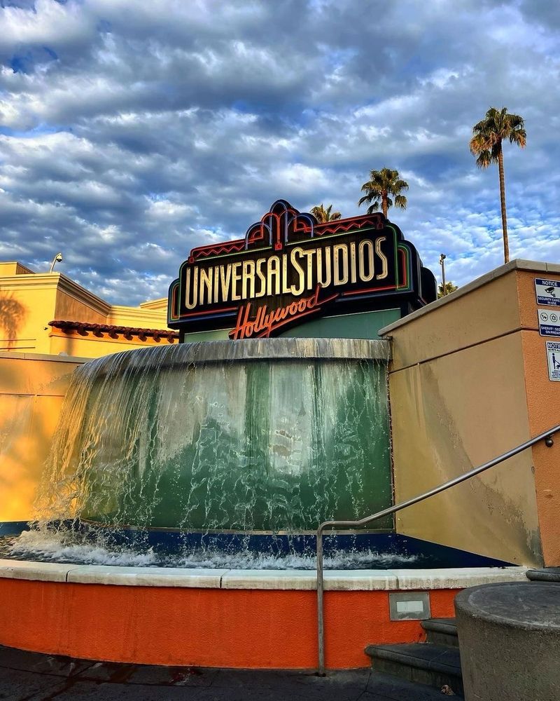 The iconic neon sign at the entrance to Universal Studios Hollywood

📷: https://twitter.com/UniStudios/status/1565024372758401025