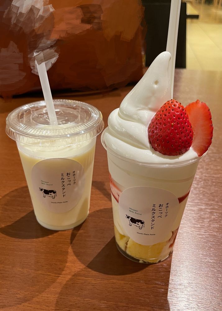 オホーツクおこっぺミルクスタンド
いちごショートケーキのパフェとおこっぺ有機牛乳
Photo by 牛乳大好き人間