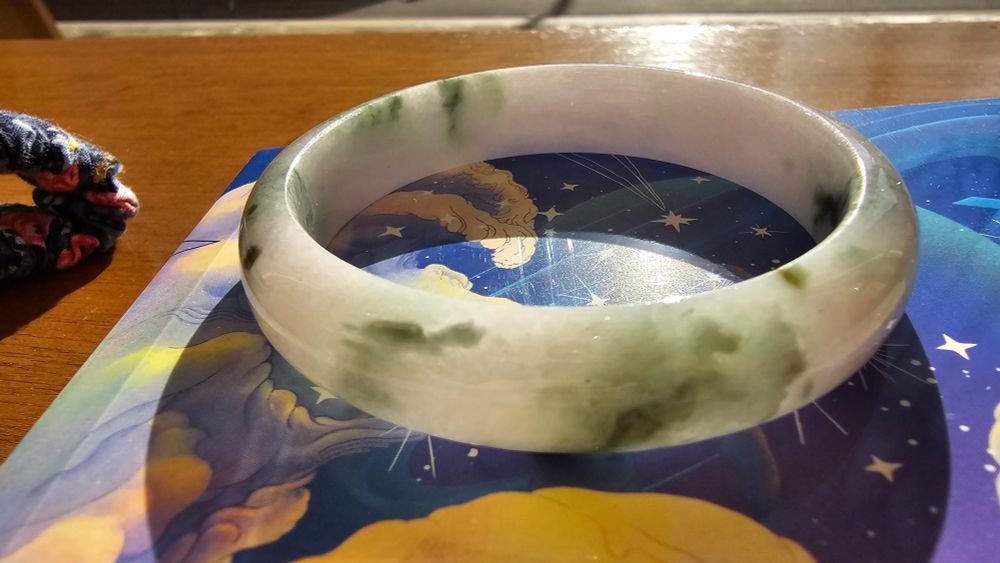 햇빛 받은 비취. 초록 무늬가 층층이 산이 되고 구름이 되고 하늘 같은 무늬를 만든다.