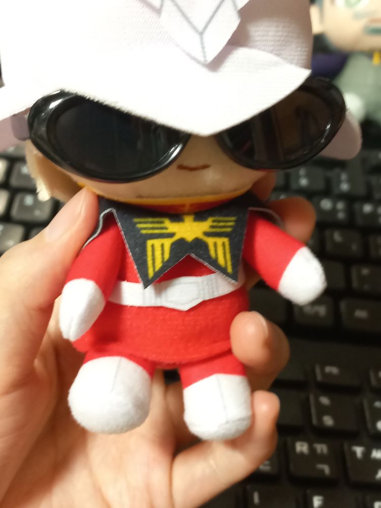 기동전사 건담 지쿠악스에 등장하는 샤아 아즈나블 대령의 소형 앉은 인형(치비누이 오스와리 마스코트) 사진. 장화의 윗부분 앞이 다른 시리즈와 달리 위로 뾰족한 형태로 구현되어 있는 모습이 보인다.