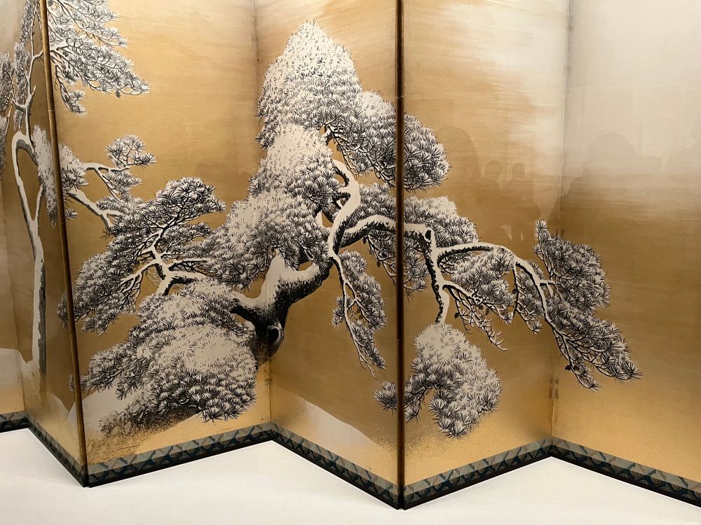 雪をかぶった幹の質感すごい