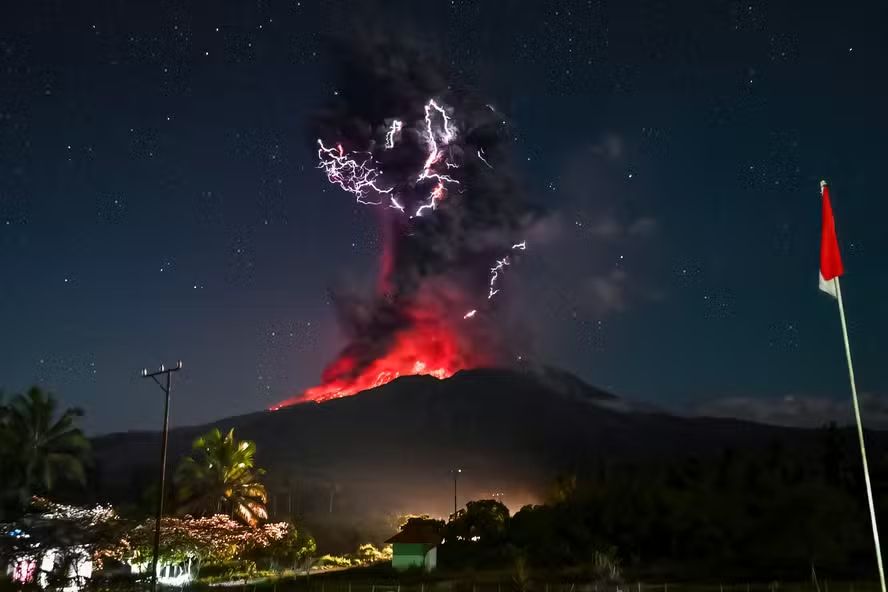 Foto do vulcão Monte Lewotobi Laki-Laki na Indonésia.
Foto: Indonesia's Geological Agency / AFP