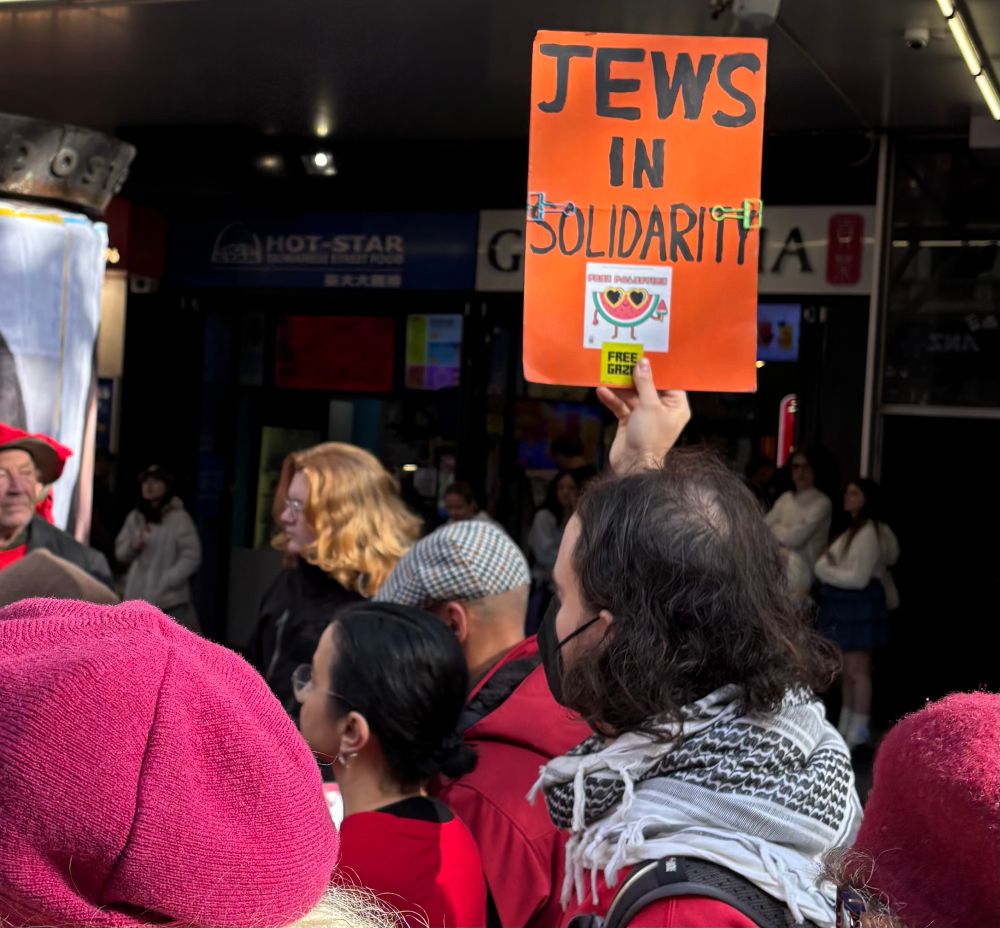 A person holding a sign that says Jews in Solidarity 