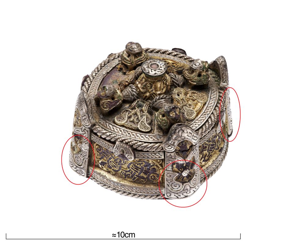 An (almost) complete box brooch from Nygårds in Västerhejde parish, Gotland. Lower corner post fittings are marked to show where the find from Kärrmans once sat on a complete brooch.
Photo: Ola Myrin (CC BY 4.0)