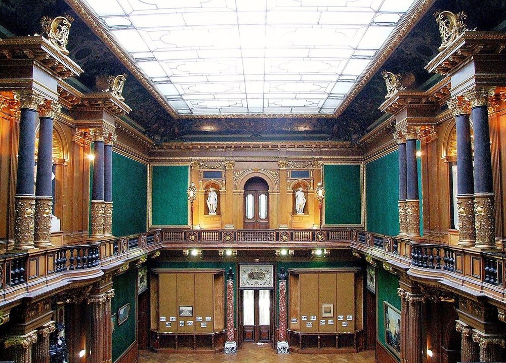 Intérieur du Château de Ferrières, dans le 77. Très très luxueux dans un style Second Empire, beaucoup de couleurs, de colonnes, de dorures, de boiseries etc