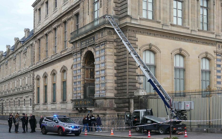 Photo du camion avec échelle ayant servi à cambrioler le Louvre