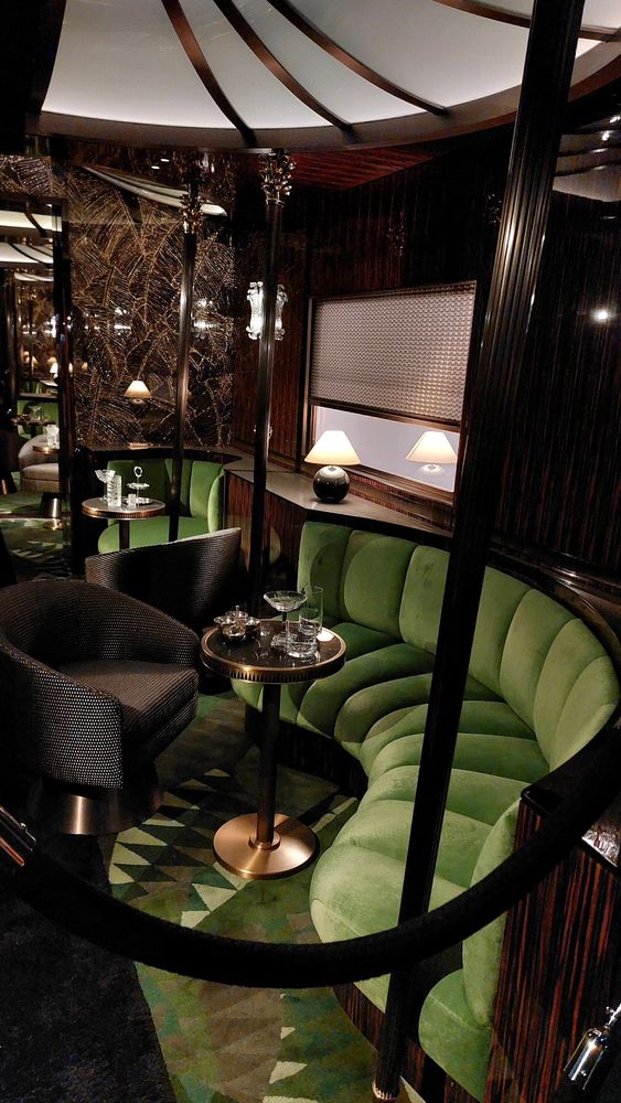 Salon luxueux de l'Orient Express, fauteuils vert et moquette dans les mêmes teintes, style Art deco