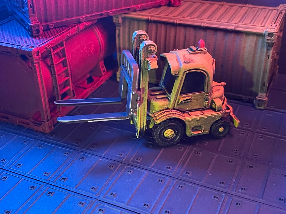 Photo of a 28mm scale sci-fi forklift with a bit of lighting.