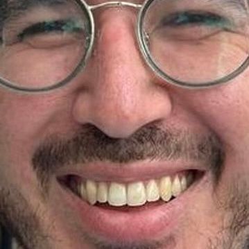 A profile picture of the enormous fucking dorklinger “Jordan Kay”, zoomed in on his dumb face and empty smile