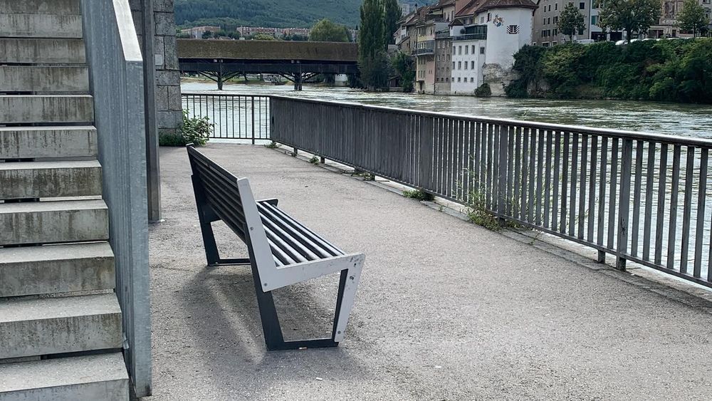 Ein ruhiger Platz an der Aare in Olten lädt zum Verweilen ein. Geniess den Moment am Wasser und lass die Gedanken fliessen. 🌊🪑

#Olten #Aareufer #Sitzbank #Flussblick #Schweiz #Entspannung…