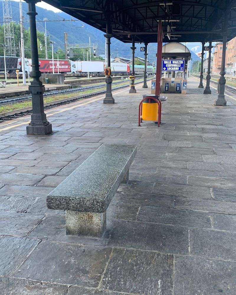 Warten auf den Zug in Domodossola. Die Ruhe vor der Reise geniessen. Ein Moment der Entspannung auf dieser Bank.

#BahnhofDomodossola #BankMoment #Reisepause #ItalienSchweiz #Zugreise #Bahnhof…