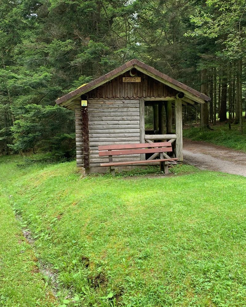 Gemütliche Auszeit in der Natur an der Saustallhütte. Perfekt zum Entspannen und Geniessen! 🌲🏞️

#Bankenland #Saustallhütte #Wanderlust #NaturPur #Sitzbank #Erholung #Schweiz #Waldhütte #GrüneOase…