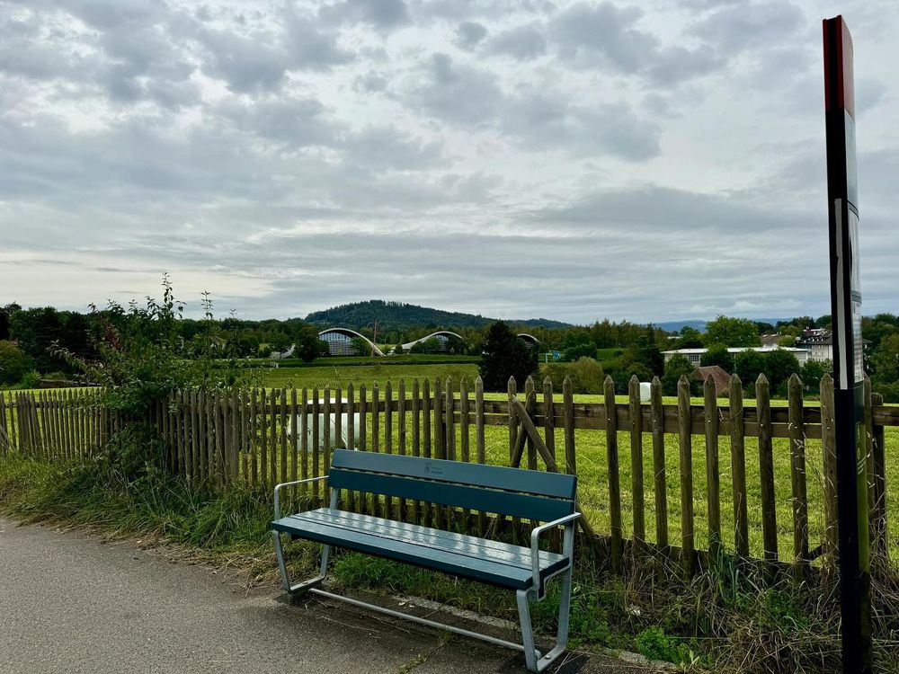 Ein ruhiger Platz mit Blick auf das Zentrum Paul Klee und die weite Natur – perfekt für eine kleine Pause. 📸 by @cyborg_p.a 

#ZentrumPaulKlee #KunstUndNatur #Bankenland #BernEntdecken…