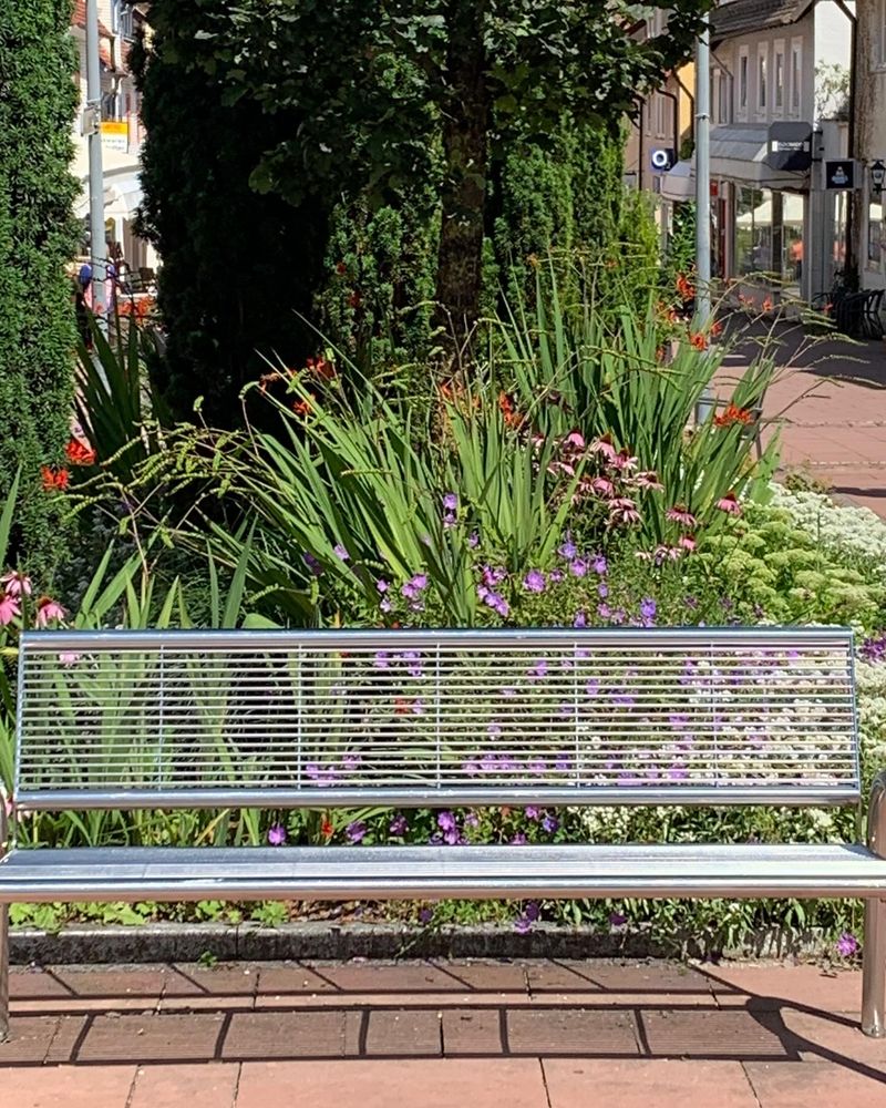 Ein sonniger Platz zum Verweilen in Freudenstadt – hier blüht nicht nur die Natur, sondern auch die Seele auf. #Freudenstadt #BankMomente #NaturPur #Entspannung #Schweiz #Blütenpracht #Erholung…