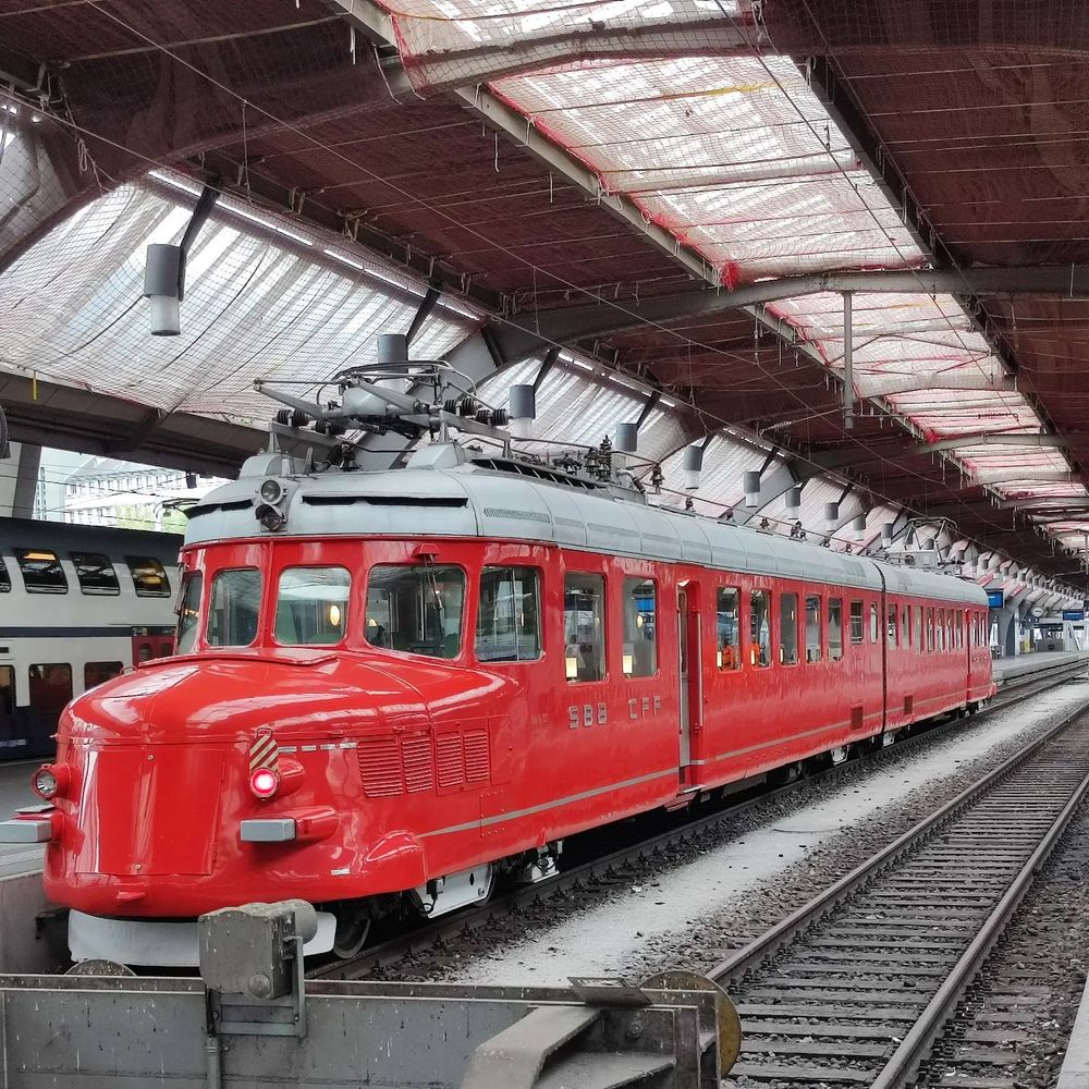 Immer wieder beliebtes Sujet - Roter Pfeil im Hauptbahnhof Zürich

@sbbcffffs #zuerichhb #trainfluencer #train #roterpfeil #roterpfeilchurchill #churchill #sbbcffffs