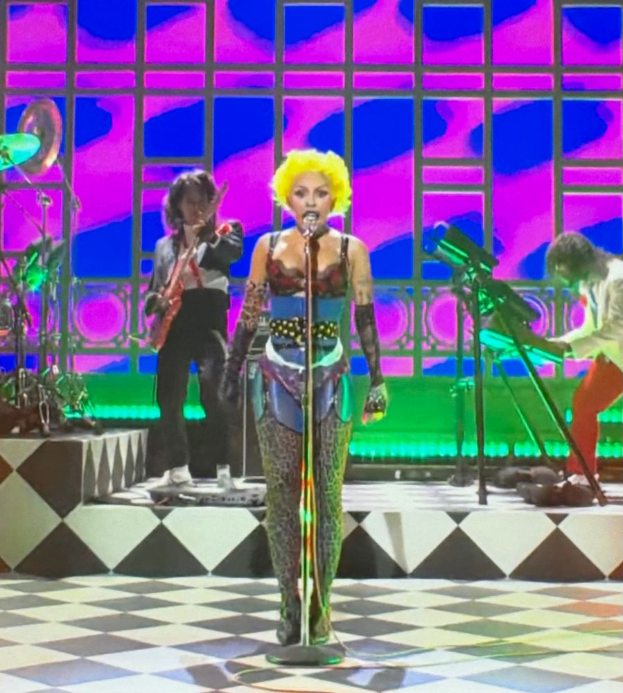 Doja cat with bright yellow hair 