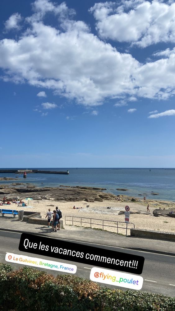 Photo vue sur mer au Guilvinec en Bretagne, premier plan une route, deuxième plan la plage, troisième plan l’eau turquoise de la Bretagne