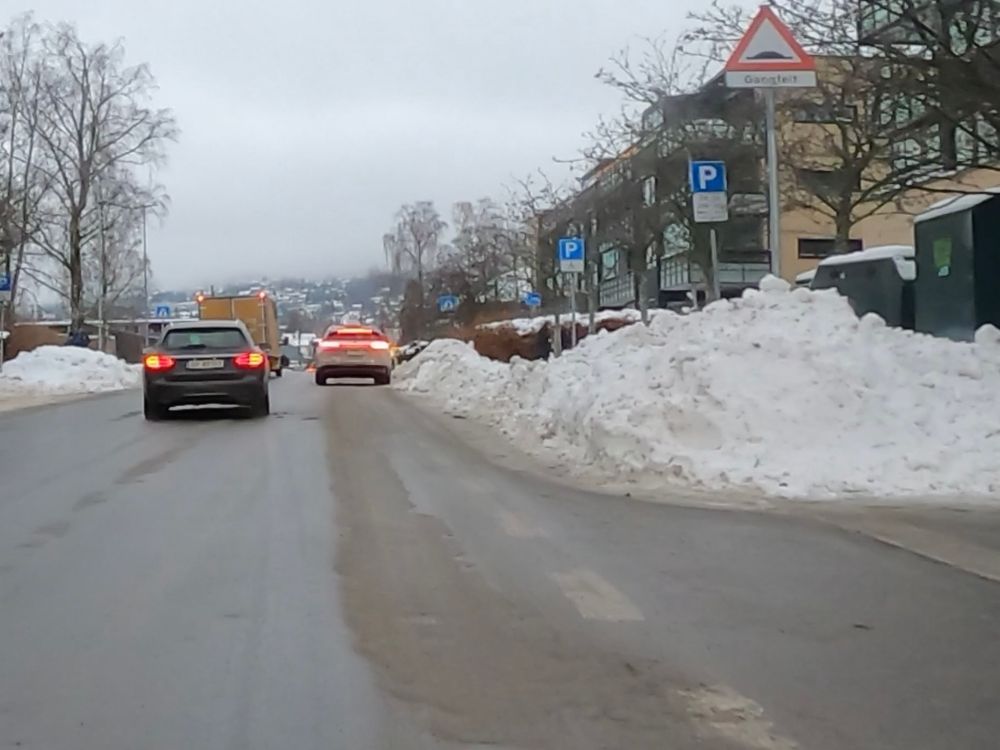 Lite fremkommelig i sykkelfeltet, men fint i veibanen.