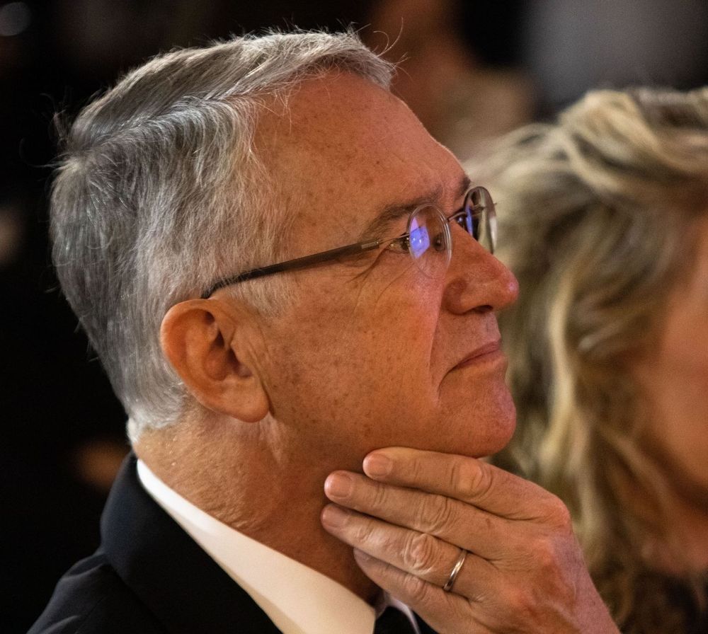 Salinas Pliego con su cara de imbécil.