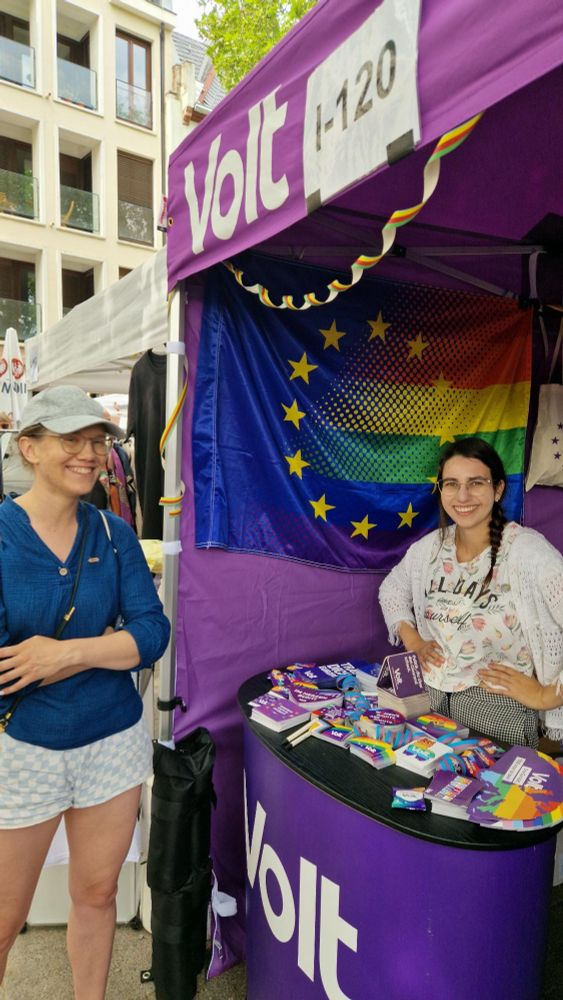 Mitglieder von Volt Frankfurt am Infostand zum CSD Frankfurt. 