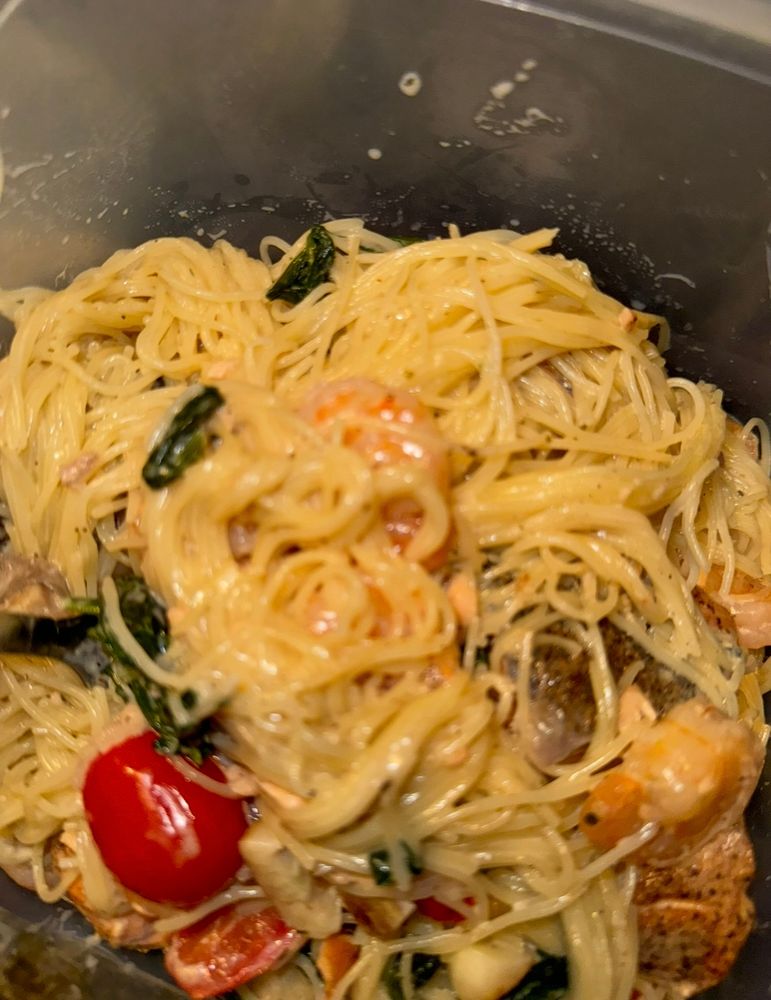 Shrimp and salmon pasta with white wine sauce 