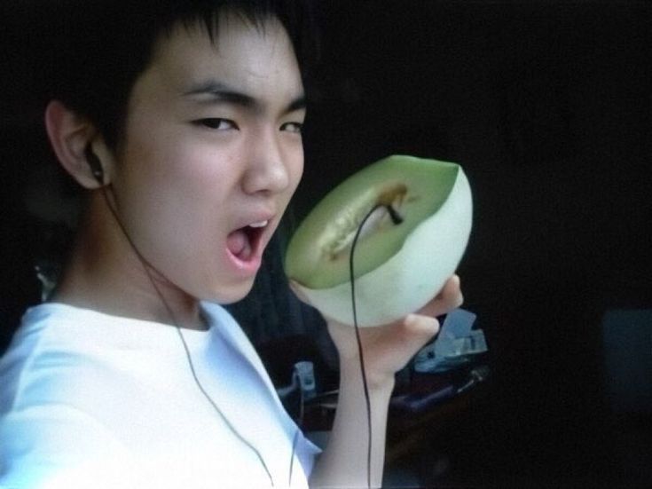SHINee Key’s iconic honeydew melon radio photo

A selfie of pre-debut Key: He has his left arm raised near his mouth; holding a honeydew melon cut in half. He is wearing a pair of black wired earbuds that are plugged into the melon. 