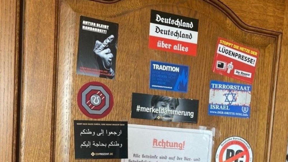 Wandschrank in der Burschenschaft von Halemba. Mehrere Sticker mit „Deutschland Deutschland über alles“, „Terrorstaat Israel“ und weiteren rechtsextremen Stickern.