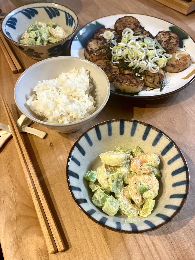 輪切りにした長芋を皮ごと蒸し焼き
バターとめんつゆで味付けして
刻みのりとねぎをちらしたステーキ

茹でたエビと切ったアボカドを
マヨネーズ・レモン果汁で和えたやつ