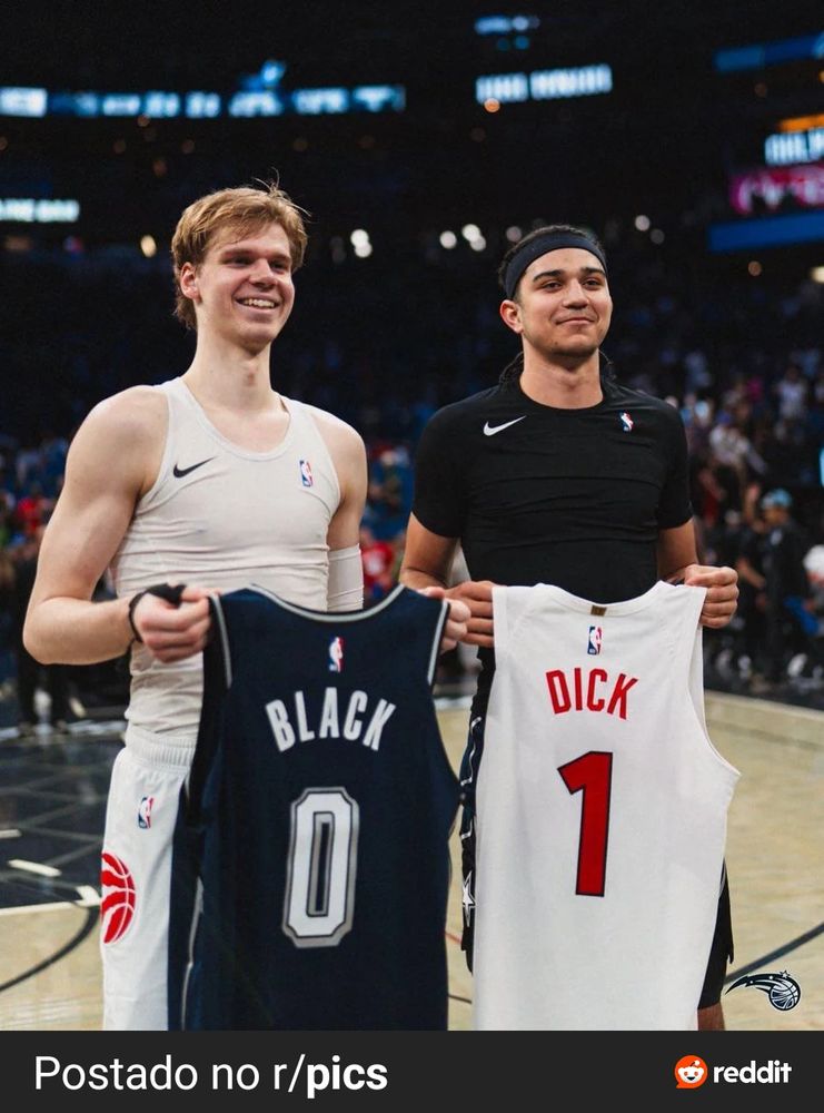 Os jogadores de basquete Gradey Dick e Anthony Black trocam camisas depois de um jogo entre Toronto Raptors e Orlando Magic, ambos da NBA. O primeiro,à esquerda, segura a camisa do segundo, onde se lê "Black" e o número 0, enquanto que o segundo, à direita, segura a camisa do primeiro, onde se lê "Dick" e o número 1.