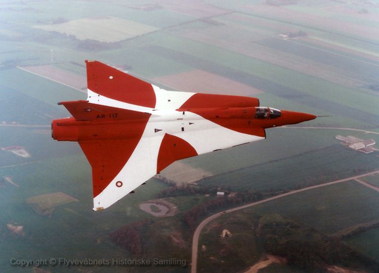 Danish Dynamite AR-117 d. 09. jun. 1986 (Foto Flyhis).  The aircraft is flying, and painted in red and white Danish flag colours.