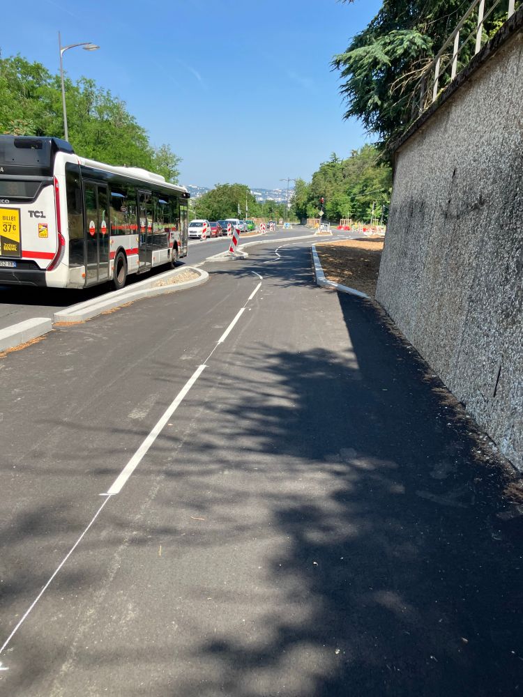 Descente sur la Voie Lyonnaise 7 depuis le quartier des Clochettes à Saint-Fons