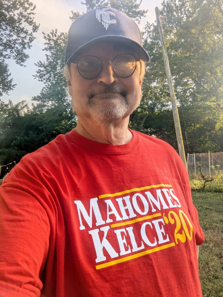 A dude wearing a Royals Cot Connect cap and a Mahomes/Kelce '20 t-shirt 