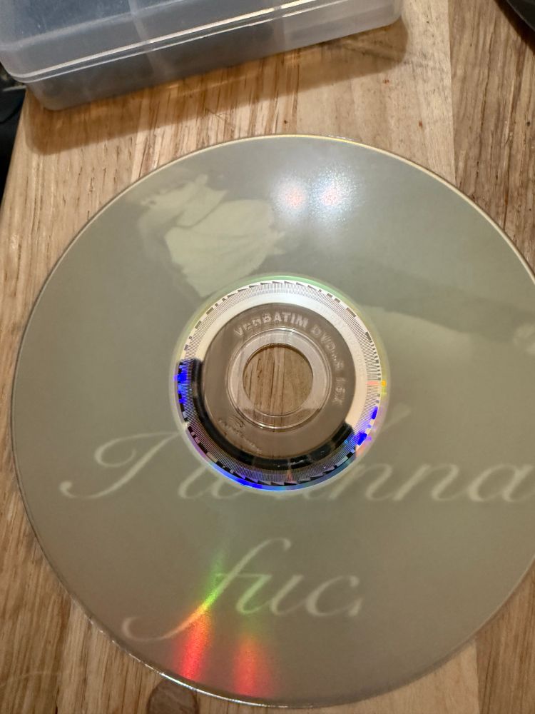 a verbatim lightscribe disc with a picture of a fate character and the words “i wanna fuck” with the k blacked out in cursive