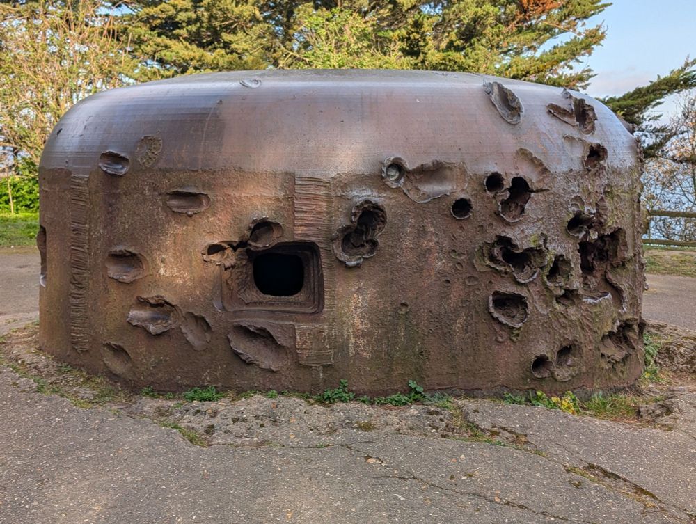 bunker criblé d'impacts d'obus