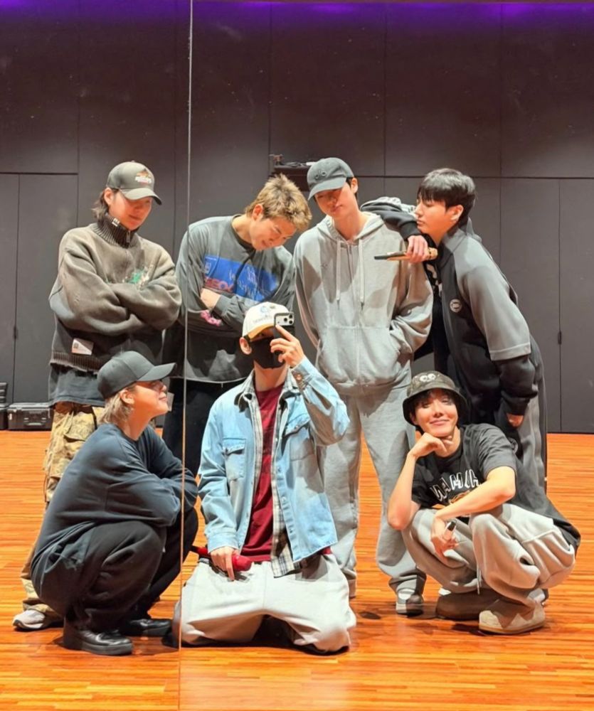Mirror photo of BTS