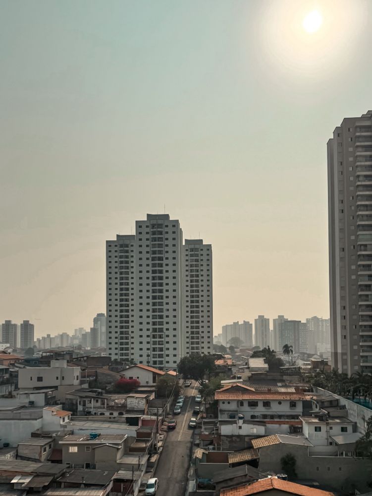 Cidade com um prédio ao centro e céu claro