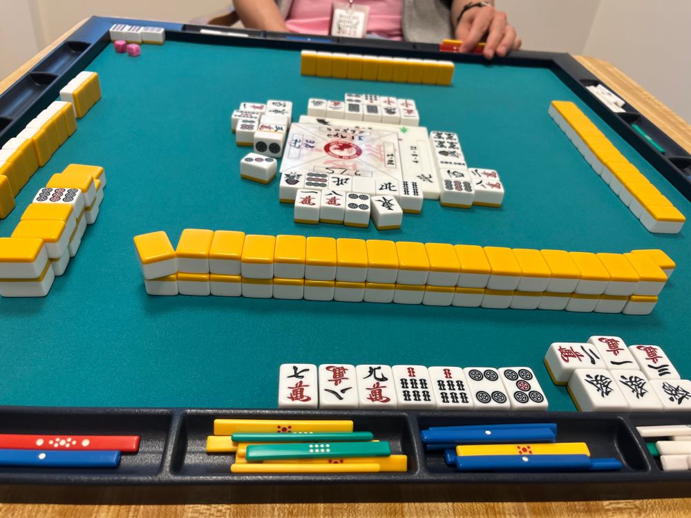 Riichi Mahjong, 789m77s45p with 123m chii and hatsu pon. 6p deal in from kamicha. Final score of the game: 54.1