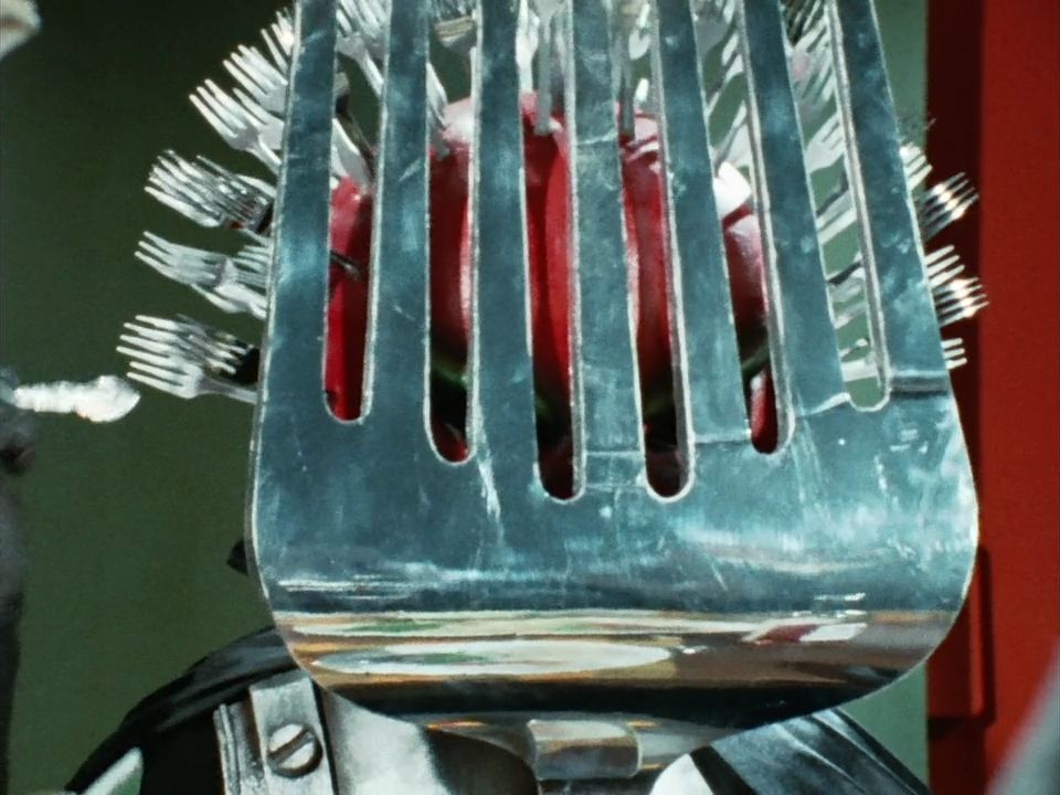 Fork Mask, the Monster of the Week in Gorenger episode 37, pulls one of the many forks from his head.