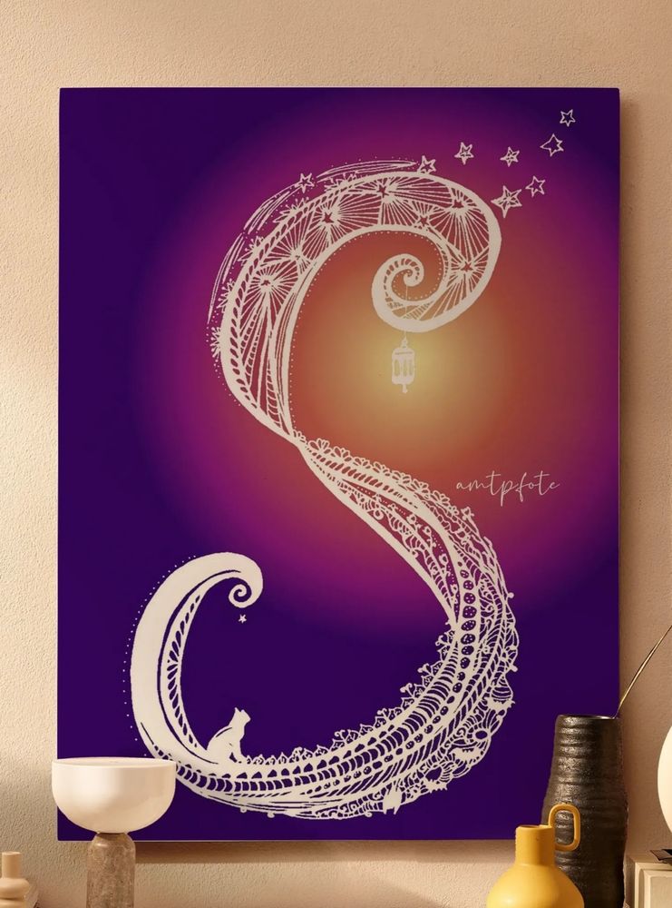 Der Buchstabe S aus Ranken den Pflanzen. I'm unteren Bogen sitz eine kleine Katze. Fledermäuse fliegen los. Im oberen Bogen Sterne und Sternschnuppen. Eine kleine Laterne erleuchtet das dunkel Lila Bild. Das S form das Wort Samtpfote. 