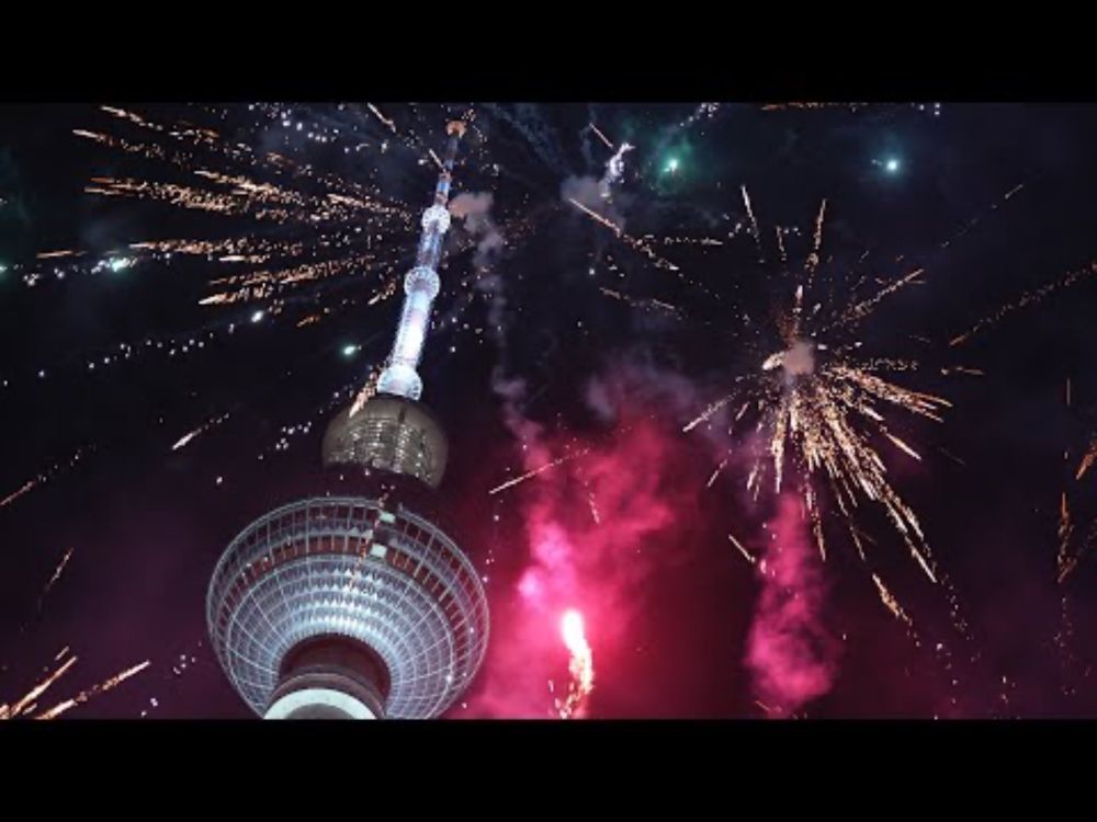 Harder! Faster! Louder! – Crows! Fireworks! Berlin! (Krähen in der Silvesternacht)