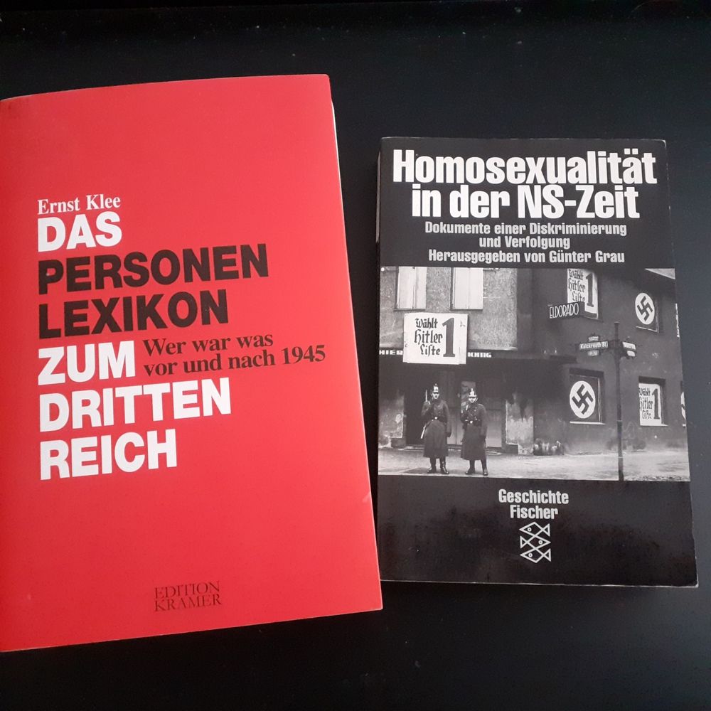 Vor schwarzem Hintergrund das rote Buchcover von Ernst Klee: Das Personenlexikon zum Dritten Reich. Wer war was vor und nach 1945. Edition Kramer.
Und mit schwarzem Cover und Foto aus der Nazizeit (zwei Polizisten (?) vor Haus mit Hakenkreuzen und "Wählt Liste 1") mit dem Buchtitel: Homosexualität in der NZ-Zeit. Dokumente einer Diskriminierung und Verfolgung. herausgegeben von Günter Grau. Geschichte Fischer